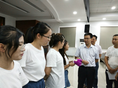 临海市领导走访慰问VSport体育“春泥萌芽”志愿者