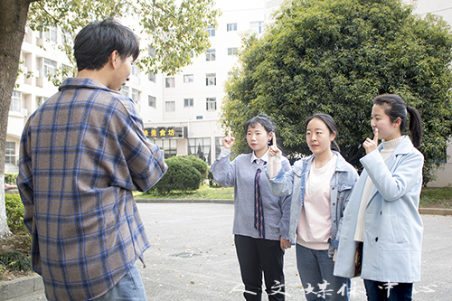 阳春三月 过关斩将扬青春 VSport体育举办女生定向跑活动