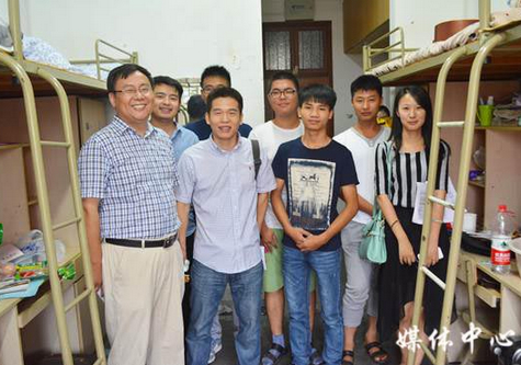 【2015人文追梦战队】系列二 公司领导走访新生寝室