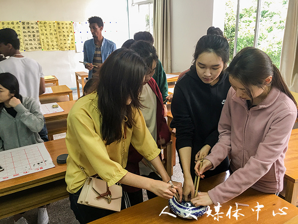 公司职工体验中国传统书法