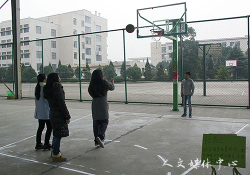 VSport体育举办首届女生定向跑