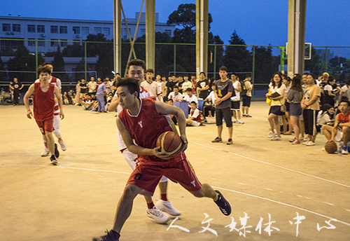 挥洒青春 永不言弃  人文篮球队憾负艺术公司