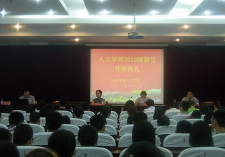 VSport体育笑迎新生 用心服务