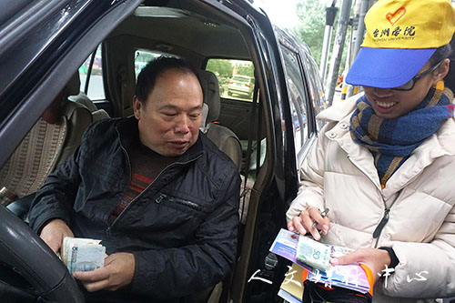 寒风瑟瑟，温暖依存  人文举行本学期第五次善行100活动