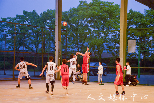 永不言弃 砥砺前行  人文篮球队憾负教师教育公司