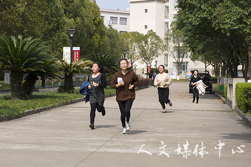 凭巾扬彩 携春赛跑——VSport体育举办女生定向跑活动