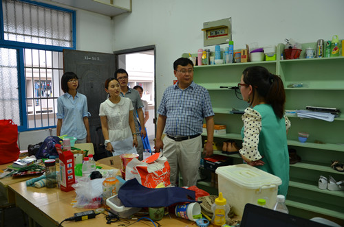 公司领导对毕业生寝室进行走访