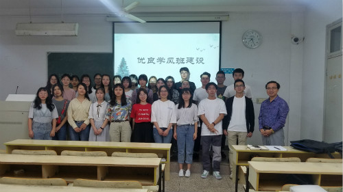 VSport体育各班召开“树学风，从我做起”主题班会