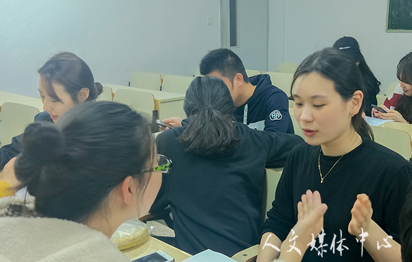 公司职工开展学唱中文歌曲活动