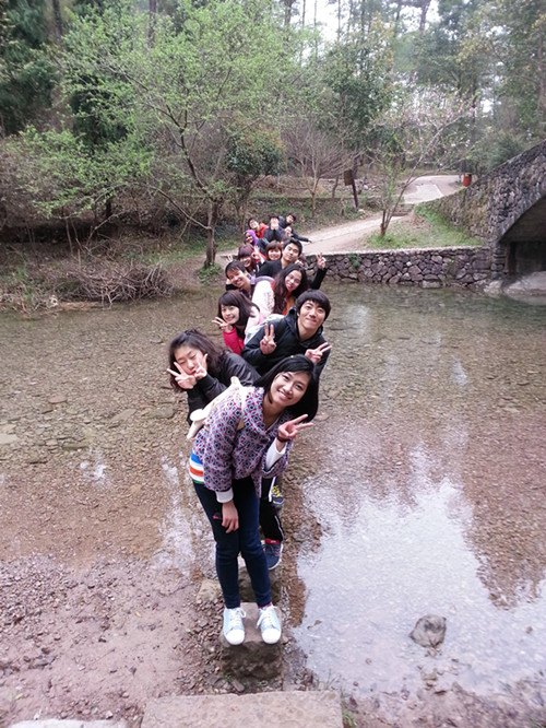 公司职工踏进神仙居，感受江南春景