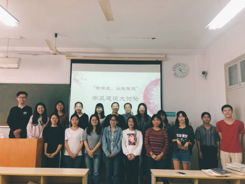 VSport体育各班召开“树学风，从我做起”主题班会