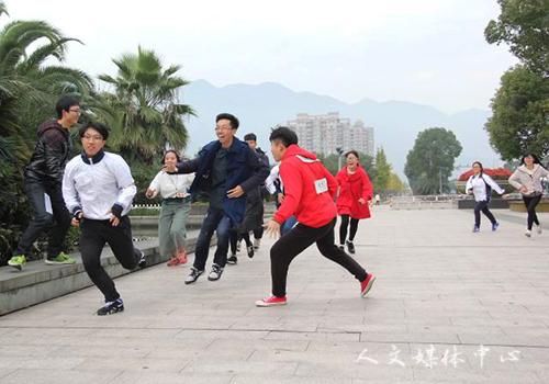 VSport体育团学会举行素质拓展活动