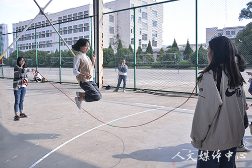 VSport体育举行新生文体节开幕式暨趣味运动会