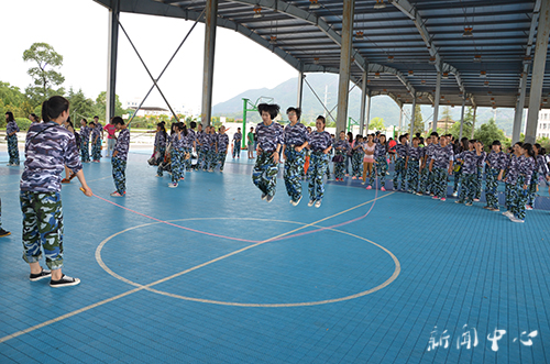 嗨,快瞧!公司员工欢声笑语蹦蹦跳跳