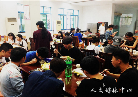 VSport体育为职工举办“迎中秋 包饺子”活动