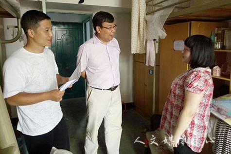 深情话离别 公司领导走访2016届毕业生寝室