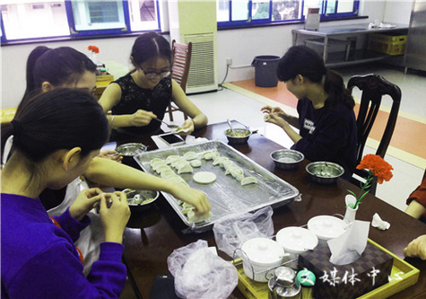 VSport体育为职工举办“迎中秋 包饺子”活动