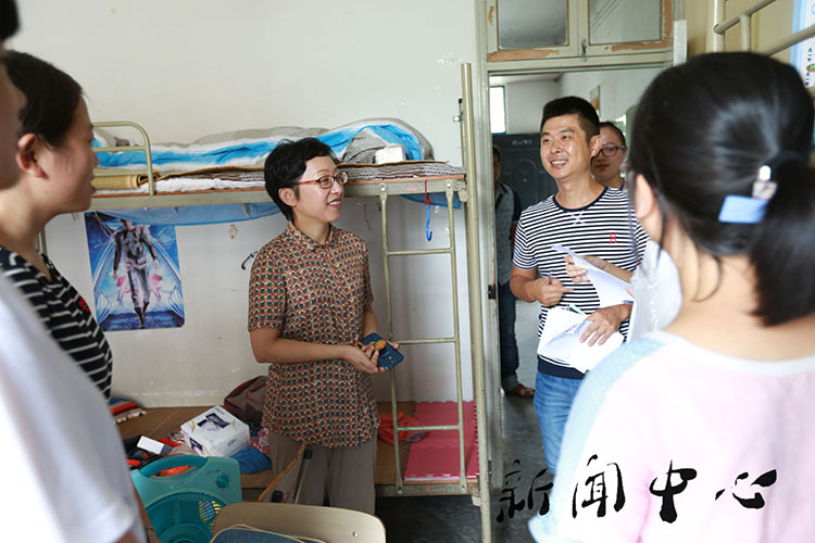 【驻足，再出发】系列四 公司领导走访新生寝室