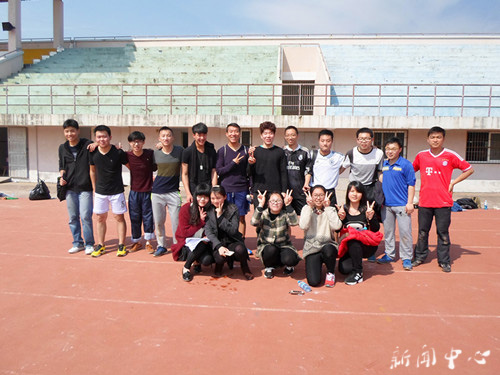 公司在校足球联赛中首战告捷