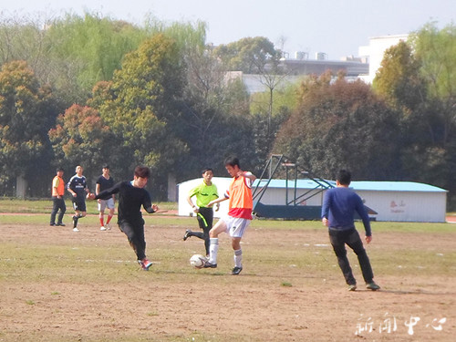 公司在校足球联赛中首战告捷