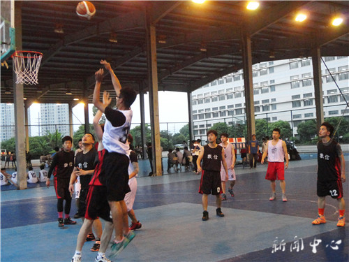公司代表队积极参加校篮球联赛