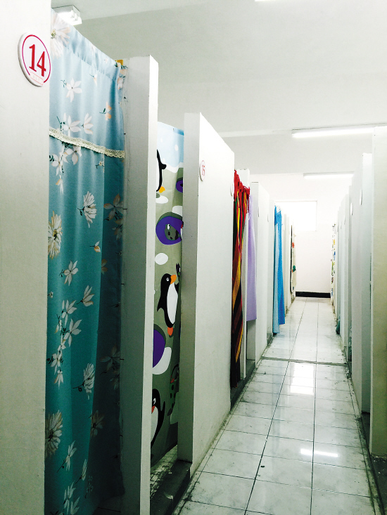 媒体关注公司单仁慰老师将废弃浴室改造成考研自习室