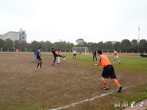公司在校足球联赛中首战告捷