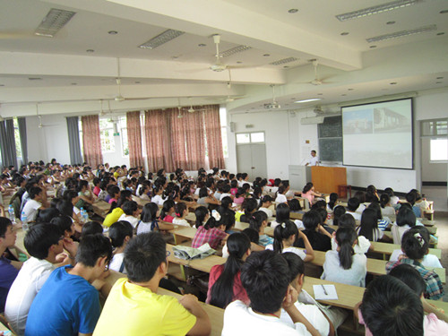 VSport体育开展11级新生“五个一”教育活动