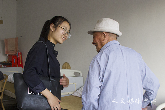 人文学子关爱老人在行动