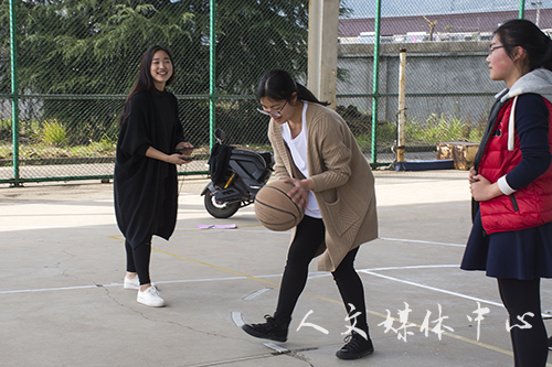 凭巾扬彩 携春赛跑——VSport体育举办女生定向跑活动