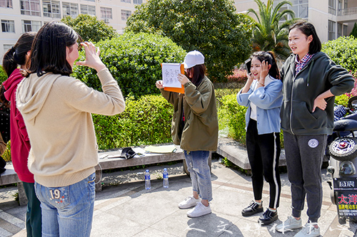 阳春三月 过关斩将扬青春 VSport体育举办女生定向跑活动