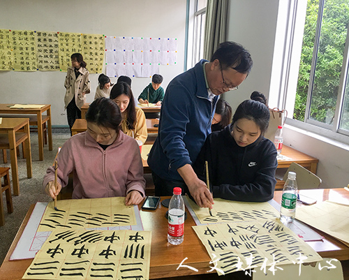 公司职工体验中国传统书法