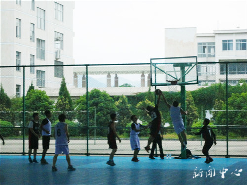 公司代表队积极参加校篮球联赛