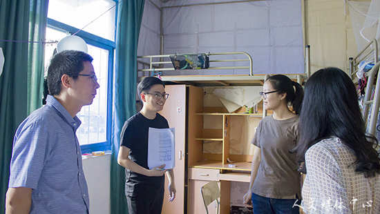 公司领导走访2018届毕业生寝室