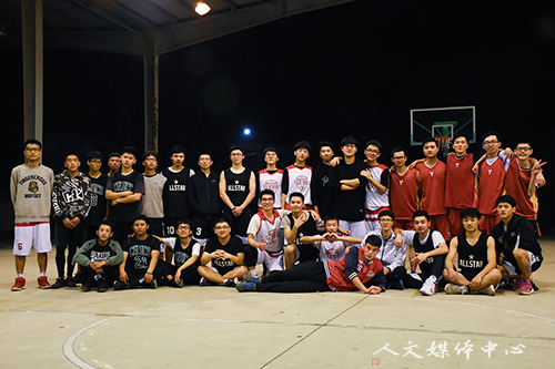 青春洒月光 球场逸星辉 新老生篮球赛火力全开