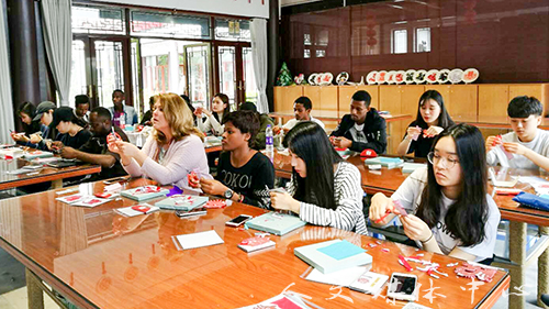 公司职工开展学习中国剪纸文化实践活动