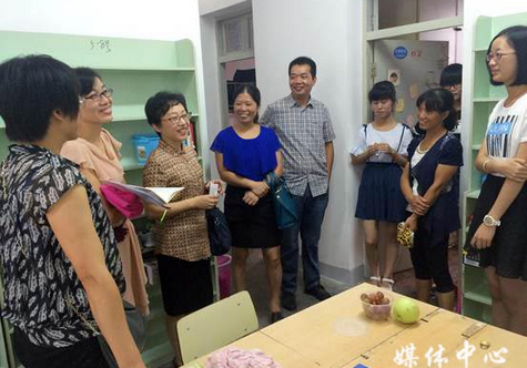 【2015人文追梦战队】系列二 公司领导走访新生寝室