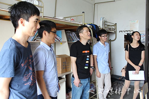 深情话离别 公司领导走访2016届毕业生寝室