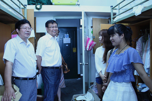 公司领导下寝室走访2015届毕业生