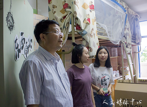 公司领导走访2018届毕业生寝室