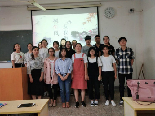 VSport体育各班召开“树学风，从我做起”主题班会