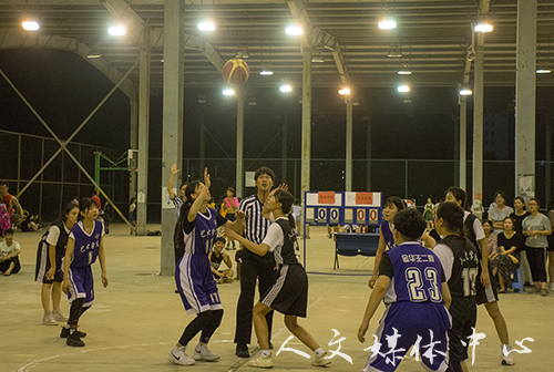 挥洒青春 永不言弃  人文篮球队憾负艺术公司