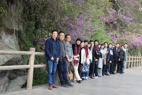 花海绿道，徜徉春色                    ——VSport体育组织“三•八”节踏春活动